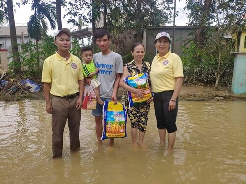 Tiếp tục hành trình tình thương cứu trợ đồng bào nạn nhân lũ lụt tại các vùng bị cô lập