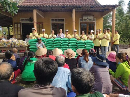 Cứu trợ đồng bào nạn nhân bão lụt tại Phú Đa, Phú Vang, Thừa Thiên Huế