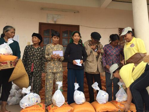 Giúp đỡ nạn nhân bão lụt nghèo người dân tộc thiểu số tại huyện Vân Canh, tỉnh Bình Định