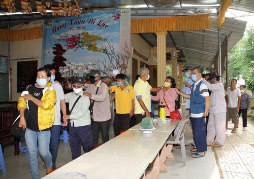 Giúp đỡ đồng bào nghèo và người khiếm thị tại huyện Châu Đức, Bà Rịa Vũng Tàu nhân dịp Tết Tân Sửu