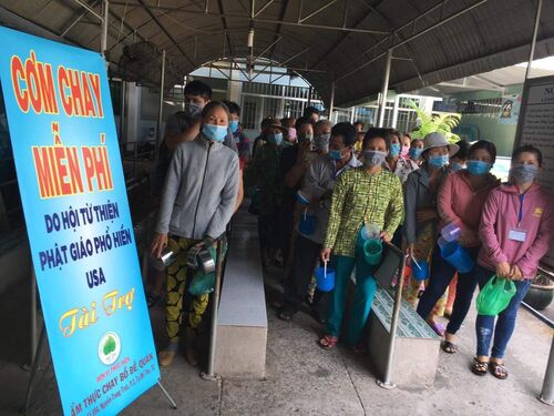 Giúp đỡ đồng bào có hoàn cảnh khó khăn và nấu cơm chay cho bệnh nhân nghèo tại Tiền Giang nhân dịp Tết Tân Sửu