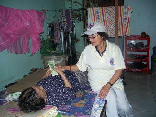 Hình ảnh thăm và tặng quà cho đồng bào nghèo bất hạnh nhân mùa Vu Lan do thiện nguyện viên của Hội thực hiện