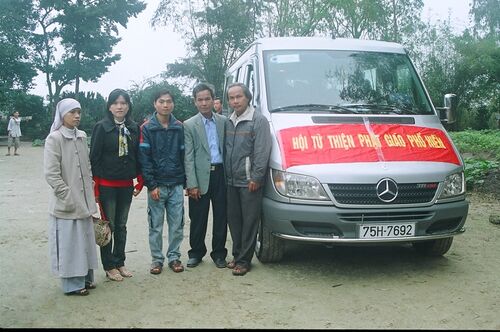 Giúp đỡ chăn bông và tiền mặt cho đồng bào nghèo trong cảnh rét ở Huế