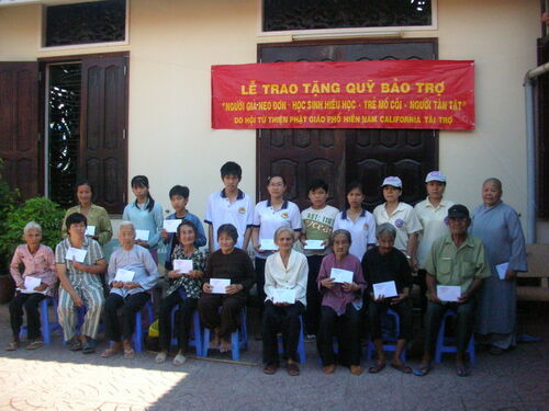 Hình ảnh phát tiền bảo trợ hàng tháng tại Tiền Giang