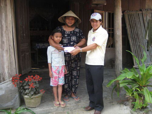 Hình ảnh phát tiền bảo trợ tại Đà Nẵng