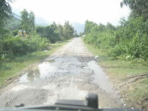 Ủy lạo đồng bào dân tộc thiểu số nghèo, bệnh nhân tâm thần, người già yếu neo đơn, trẻ em mồ côi tại miền trung