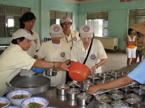 Bữa ăn cho trẻ em, người tàn tật, và người già bệnh yếu không thân nhân chăm sóc