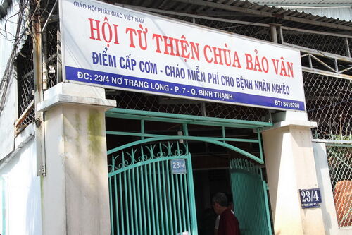 Đóng góp gạo nấu ăn cho bệnh nhân nghèo tại Sài gòn