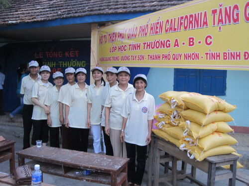 Giúp các em học sinh nghèo tại lớp học tình thương ở Quy nhơn