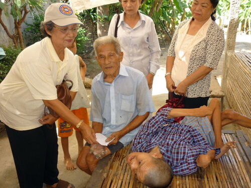 Giúp các gia đình nghèo tại Huế nhân mùa Phật đản