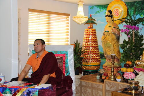 Hình ảnh đại sư Orgyen Phuntsok Rinpoche thuyết giảng tại chùa Phổ Hiền