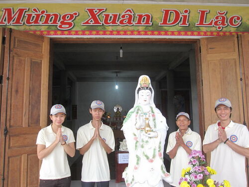 Thăm giúp đỡ đồng bào nghèo và phóng sanh