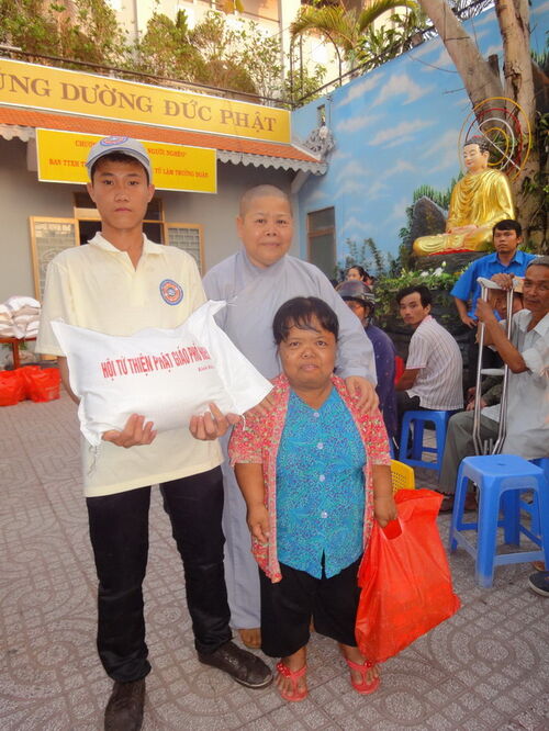 Giúp người mù và tàn tật tại Mỹ Tho nhân dịp Tết