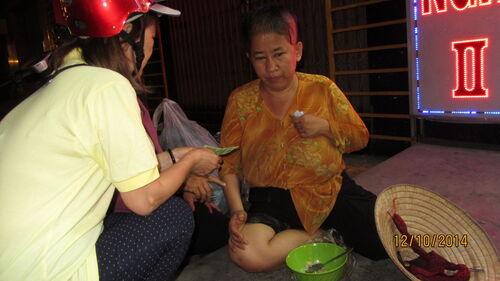 Giúp đỡ các hoàn cảnh khó khăn trên đường phố Sài gòn