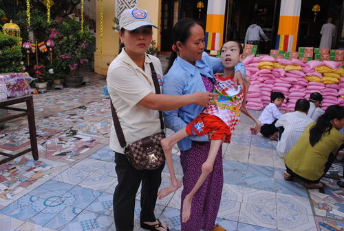 Giúp đỡ người mù, trẻ em nghèo tật bệnh, và người bệnh nghèo tại Huế nhân mùa Phật đản