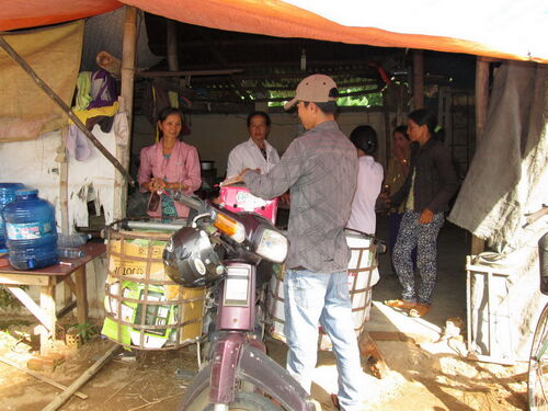 Nấu cơm cho bệnh nhân nghèo nhân mùa Phật đản tại bệnh viện Đại Lộc, Quảng Nam