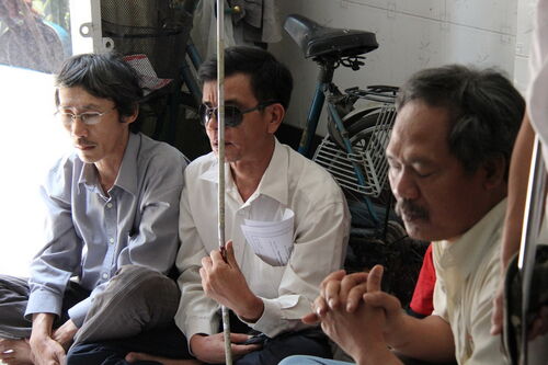 Hình ảnh giúp đỡ học sinh nghèo, mồ côi, người già, tàn tật, bệnh nhân nghèo tại quận Tân Phú & Bình Chánh, Sài gòn