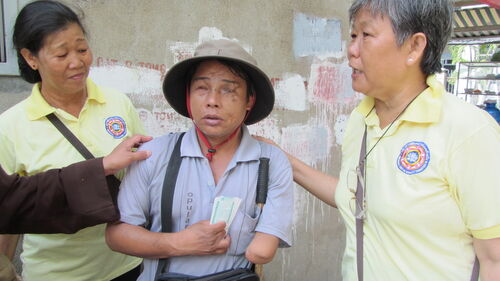 Giúp đỡ người già yếu, tàn tật, và vô gia cư tại Sài gòn nhân mùa Phật đản
