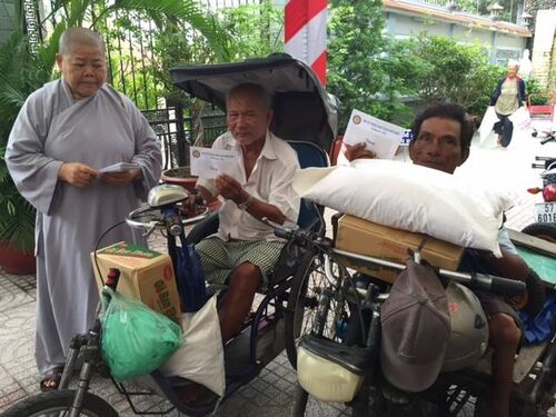 Giúp đỡ các cụ già và người tàn tật tại Tiền Giang nhân mùa Vu Lan