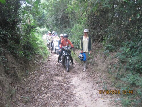 Thiện nguyện viên tại Quy Nhơn đi thăm và giúp đỡ đồng bào nghèo nhân dịp Tết Bính Thân tại huyện Phù Cát tỉnh Bình Định