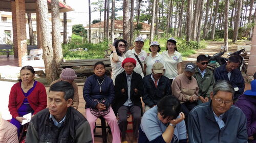 Hình ảnh giúp đỡ người mù, người già cả, tàn tật, và tâm thần tại thành phố Đà Lạt nhân mùa Vu Lan