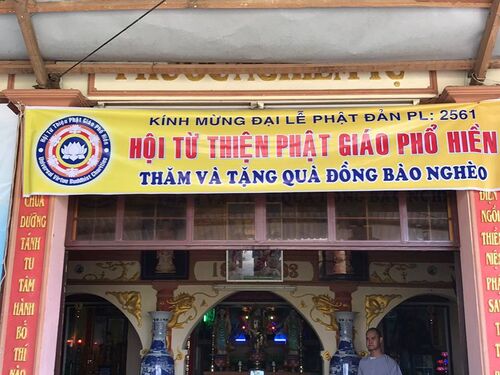 Giúp đỡ các cụ già bệnh yếu neo đơn và các gia đình nghèo tại Bình Định nhân mùa Phật đản