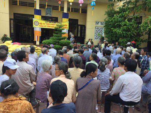 Trao quà cho người mù lòa già yếu, trẻ em khuyết tật, và đồng bào nghèo tại Huế nhân mùa Vu Lan
