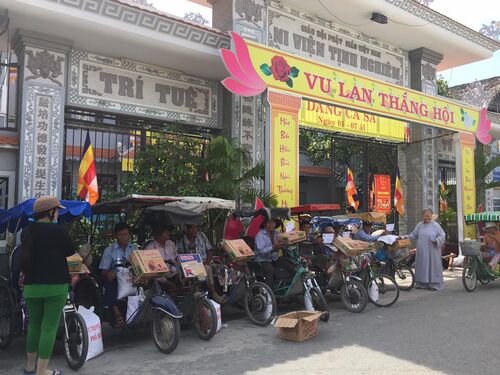 Giúp đỡ các cụ già bệnh yếu neo đơn, người tàn tật, và người nghèo tại Tiền Giang