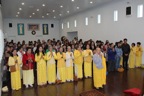 Hình ảnh Phật tử chùa Phổ Hiền đi hành hương lễ Phật đầu năm tại các chùa ở miền nam California