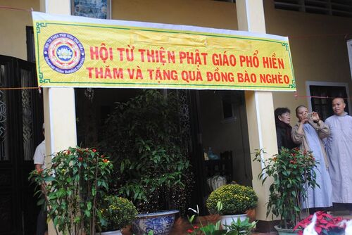 Giúp đỡ người mù loà, già cả, tàn tật, trẻ em khuyết tật tại Huế nhân dịp Tết Đinh Dậu