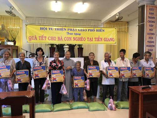 Giúp đỡ các cụ già bệnh yếu, người khuyết tật, và đồng bào nghèo nhân dịp Tết Mậu Tuất tại Tiền Giang
