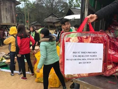 Giúp đỡ chăn bông cho đồng bào dân tộc thiểu số nghèo tại huyện Hướng Hóa, tỉnh Quảng Trị