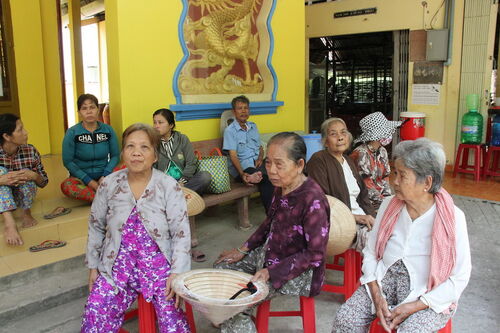 Giúp đỡ đồng bào nghèo tại vùng quê hẻo lánh huyện Tháp Mười, tỉnh Đồng Tháp nhân dịp đầu năm