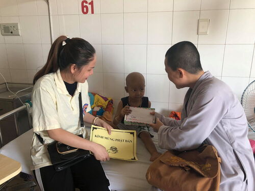 Thăm và tặng quà cho các em bệnh nhân ung thư nhân mùa Phật Đản tại Đà Nẵng