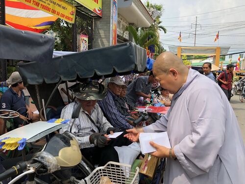 Giúp đỡ đồng bào nghèo nhân mùa Phật Đản tại Tiền Giang