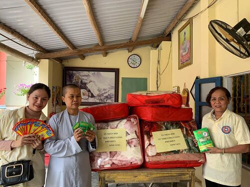 Giúp đỡ chăn ấm và quà cho các cụ già bệnh yếu tại Quảng Nam nhân dịp Tết Kỷ Hợi