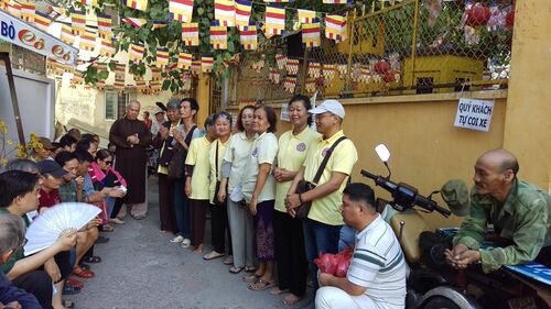 Giúp đỡ người mù tại Sài gòn nhân mùa Phật đản