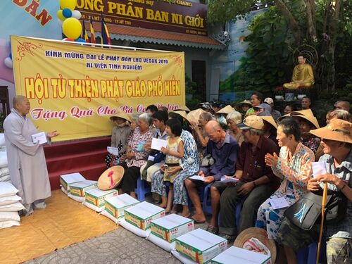 Giúp đỡ các gia đình nghèo khó tại Tiền Giang nhân mùa Phật đản