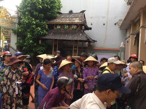 Giúp đỡ đồng bào nghèo và tàn tật tại thành phố Đông Hà, Quảng Trị