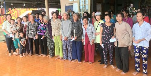 Giúp đỡ người các cụ già bệnh yếu và đồng bào nghèo nhân mùa Vu Lan tại Long Khánh, Đồng Nai