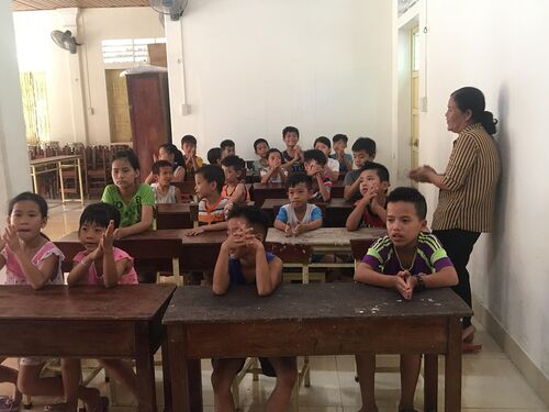 Giúp áo ấm mùa lạnh và tập vở cho các em lớp học tình thương tại phường Kim Long, thành phố Huế dịp Trung Thu