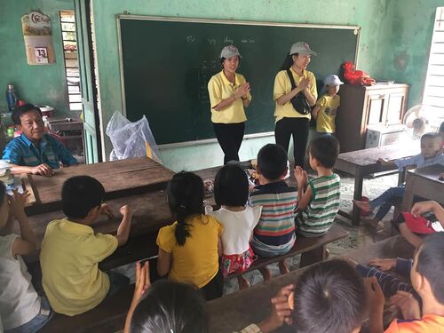 Tặng áo ấm mùa lạnh và bánh kẹo cho các em lớp học tình thương tại huyện Phú Vang, Thừa Thiên Huế nhân dịp Trung Thu