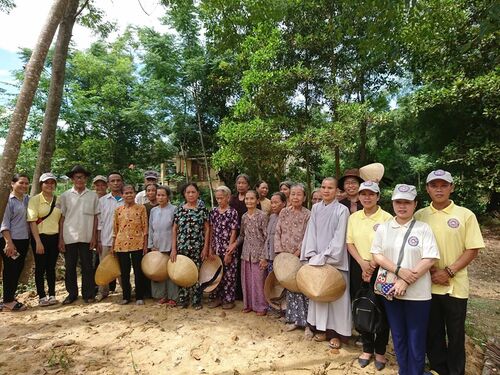 Giúp đỡ đồng bào nghèo tại huyện Phong Điền, Thừa Thiên Huế nhân mùa Phật đản
