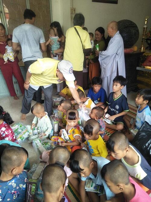 Thiện nguyện viên Hội Phổ Hiền tại Sài gòn đi thăm và giúp đỡ các cụ già bệnh yếu và trẻ em mồ côi tại Bình Thuận