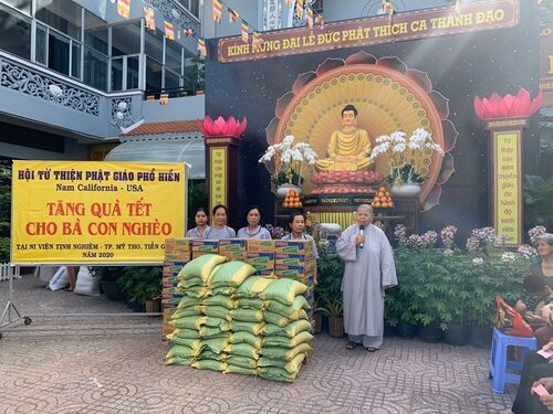 Trao quà Tết cho đồng bào nghèo khó, người tàn tật, mù lòa tại thành phố Mỹ Tho, tỉnh Tiền Giang
