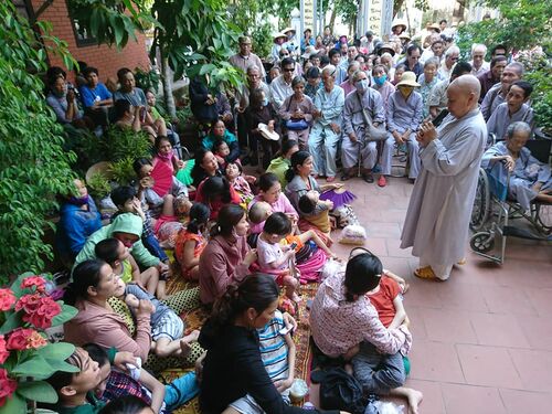 Giúp đỡ đồng bào mù lòa, trẻ em tàn tật, các cụ già bệnh yếu neo đơn tại huyện Phú Vang, Thừa Thiên Huế nhân mùa Phật đản