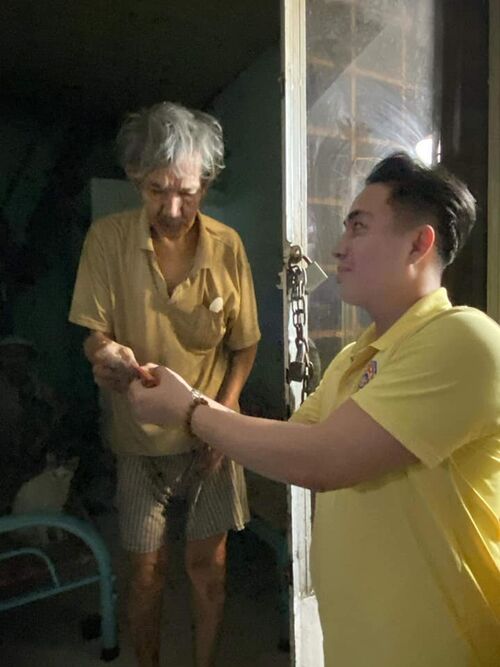 Thăm và tặng quà Tết cho đồng bào nghèo khó và người tàn tật tại Sài gòn