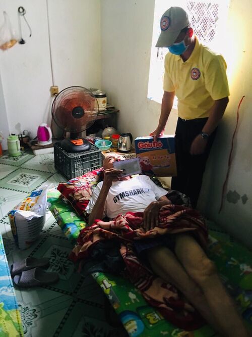 Đi thăm và giúp đỡ người già yếu bệnh tật và các gia đình nghèo tại Thừa Thiên Huế trong mùa dịch bệnh