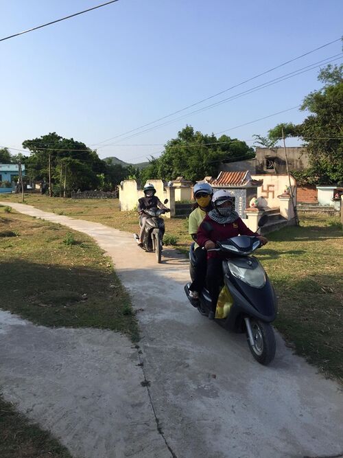 Đi thăm nhà và giúp đỡ các cụ già bệnh yếu và các gia đình nghèo Bình Định nhân mùa Phật đản