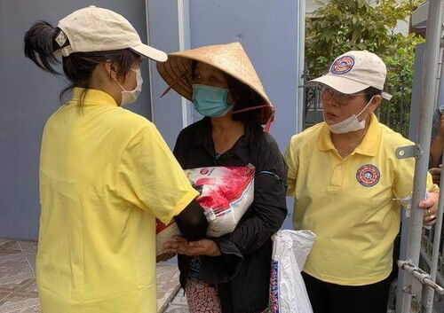 Giúp đỡ đồng bào nghèo bán vé số trong thành phố Huế trong mùa dịch